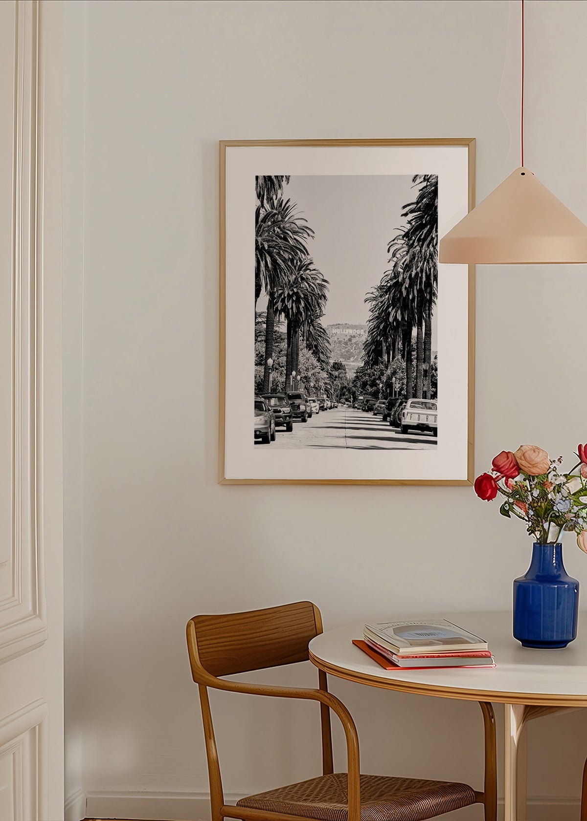 Poster di città: strada con palme a Hollywood in bianco e nero – Product1