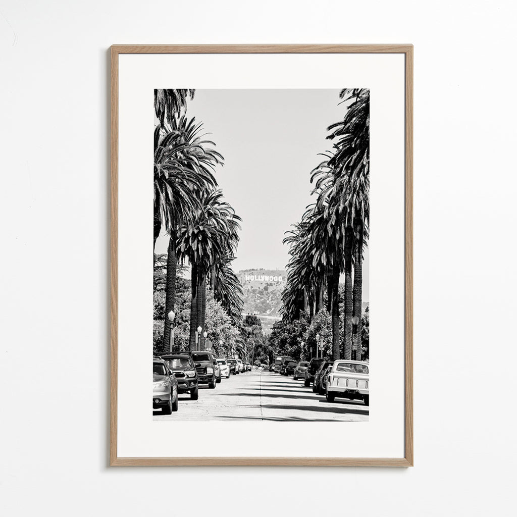 Poster di città: strada con palme a Hollywood in bianco e nero – Oak Frame