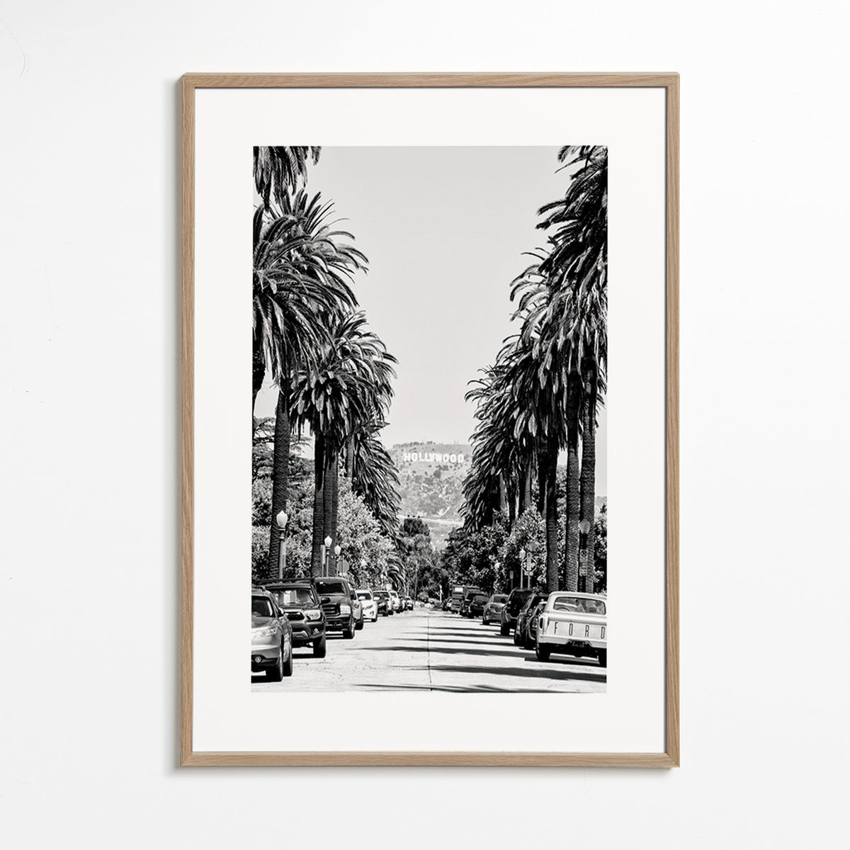 Poster di città: strada con palme a Hollywood in bianco e nero – Oak Frame