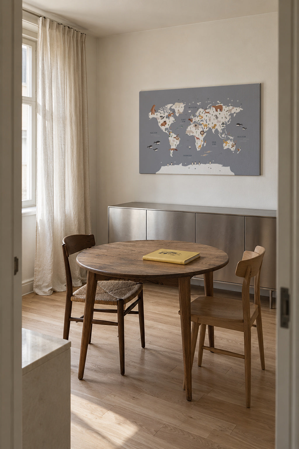 Mapa con animales azul cobalto - Unframed canvas in an interior