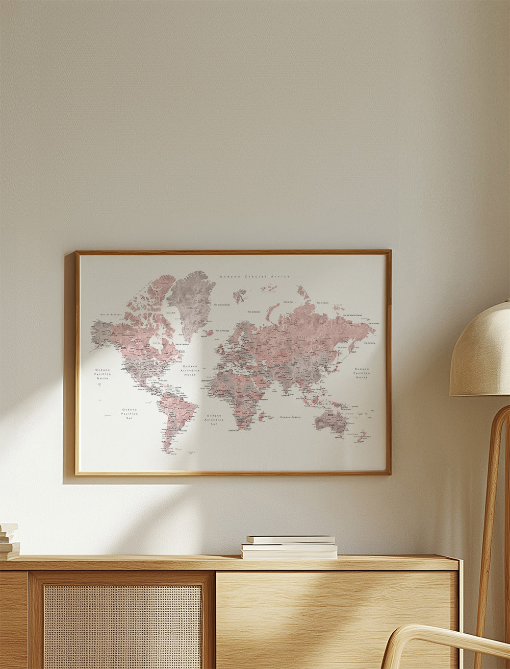 Detailed dusty pink watercolor world map with labels in Spanish, Piper