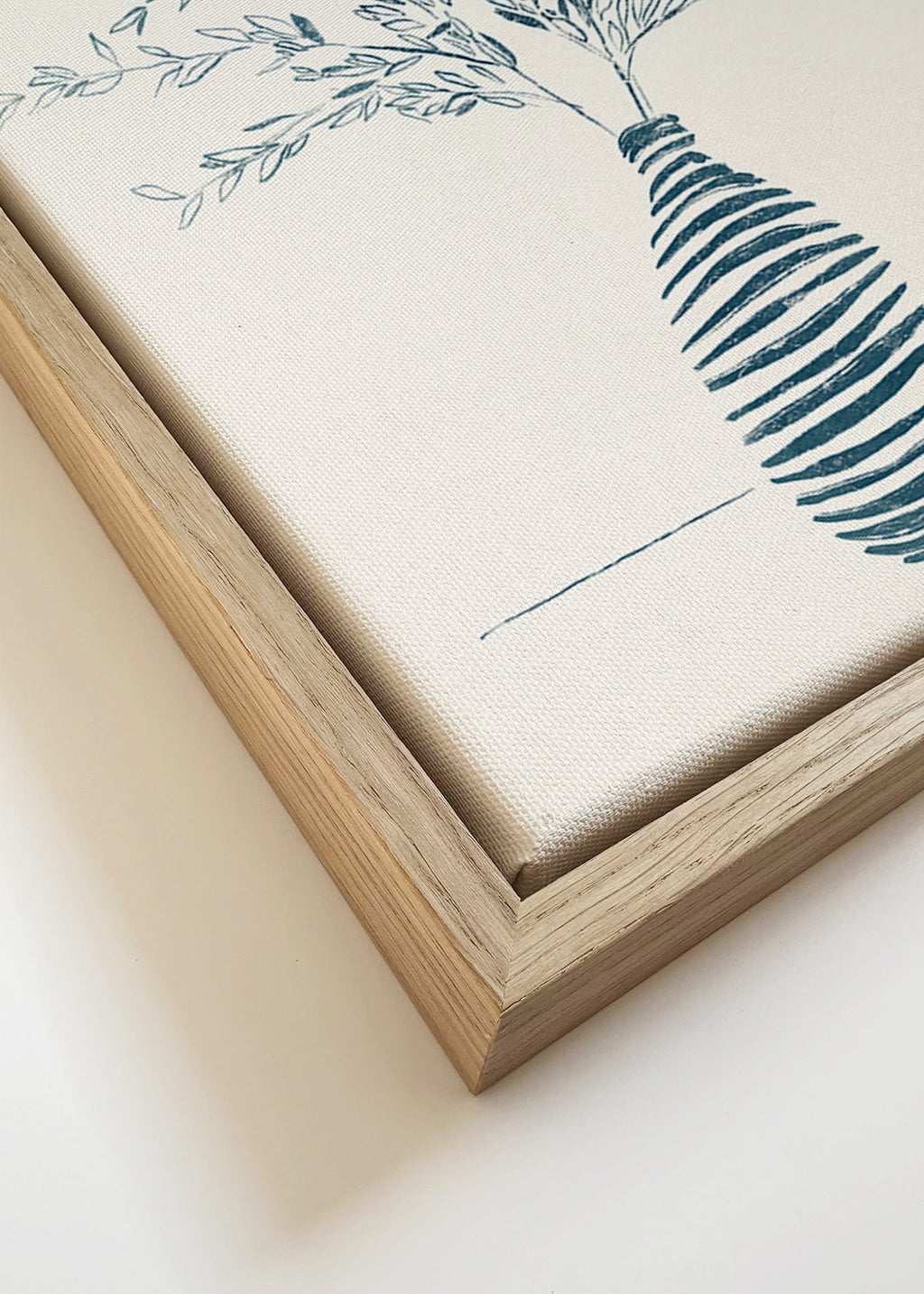 Lámina botánica en jarrón azul – Canvas detail