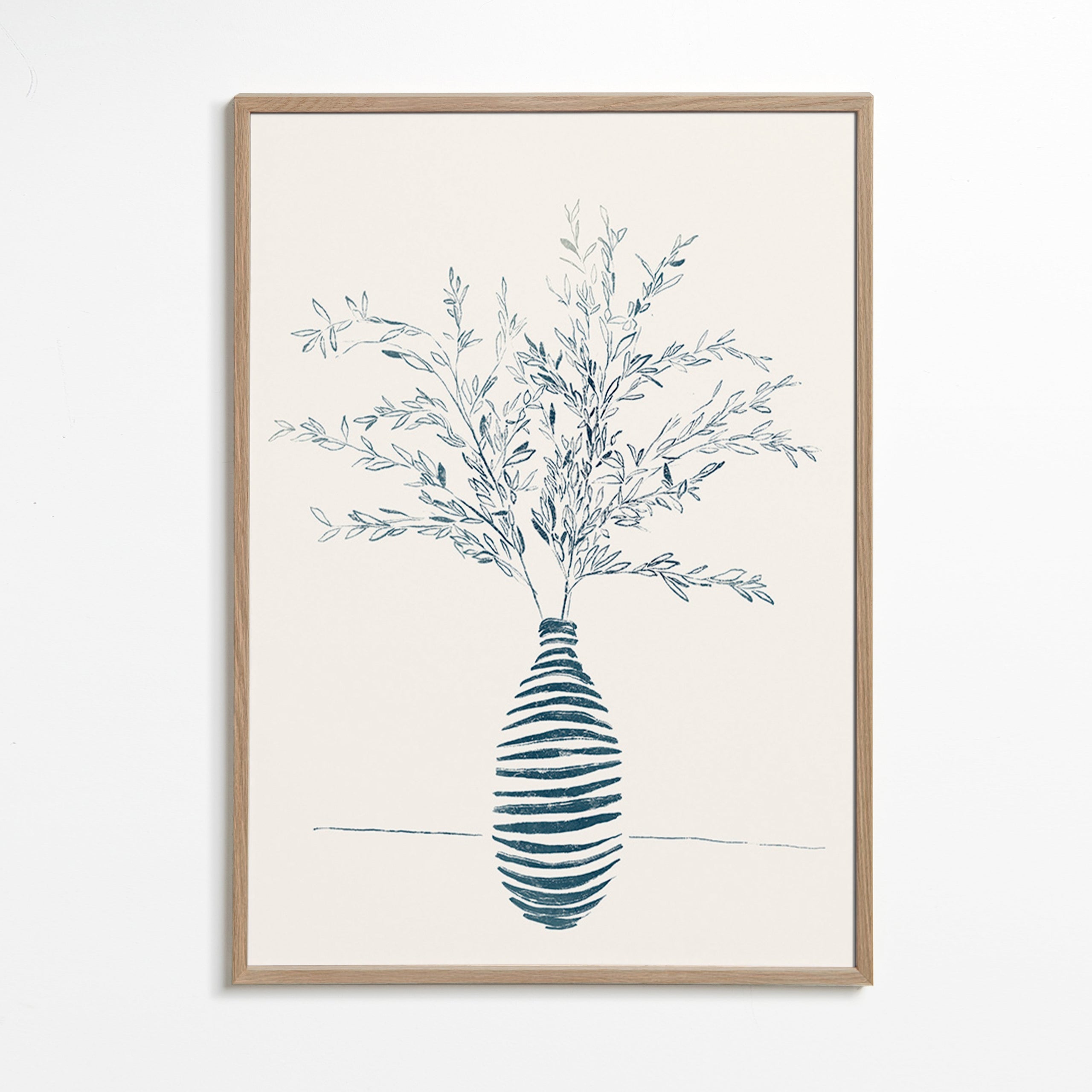 Lámina botánica en jarrón azul – Oak Frame