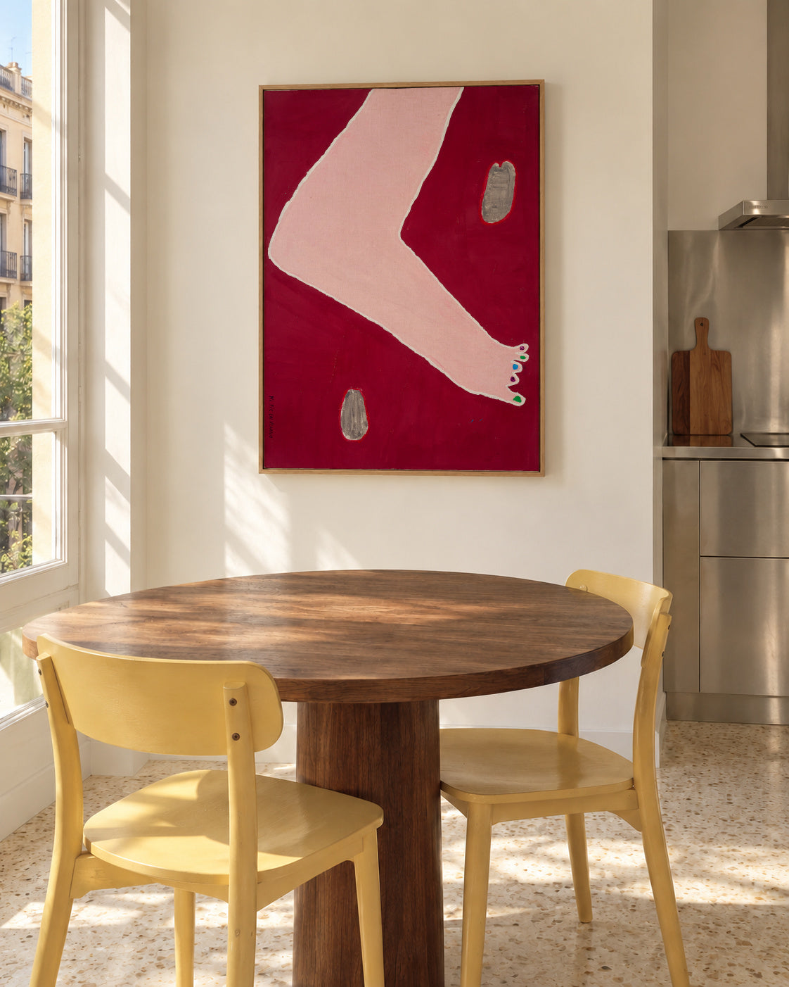 Mi pie en verano - Alicia Merino - Framed canvas in an interior