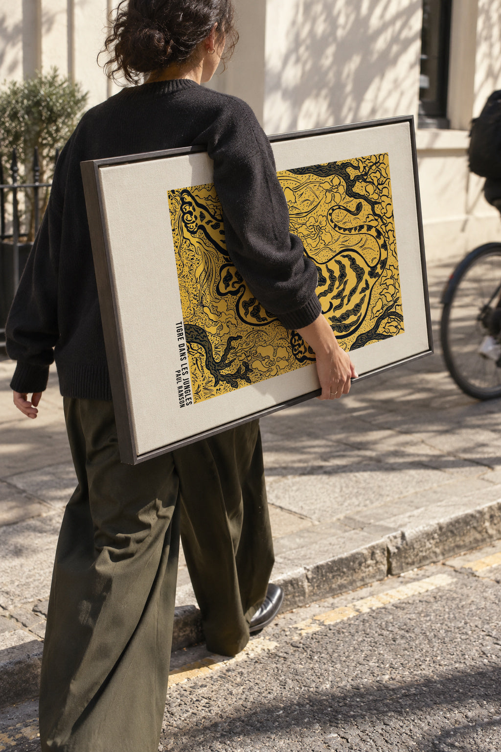 Tigre Dans Les Jungles Poster - Framed canvas in an interior