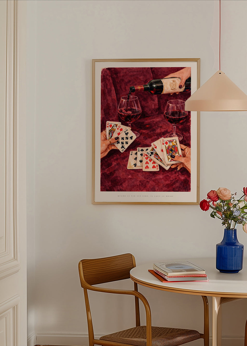 Arte da cucina con carte da gioco e vino rosso