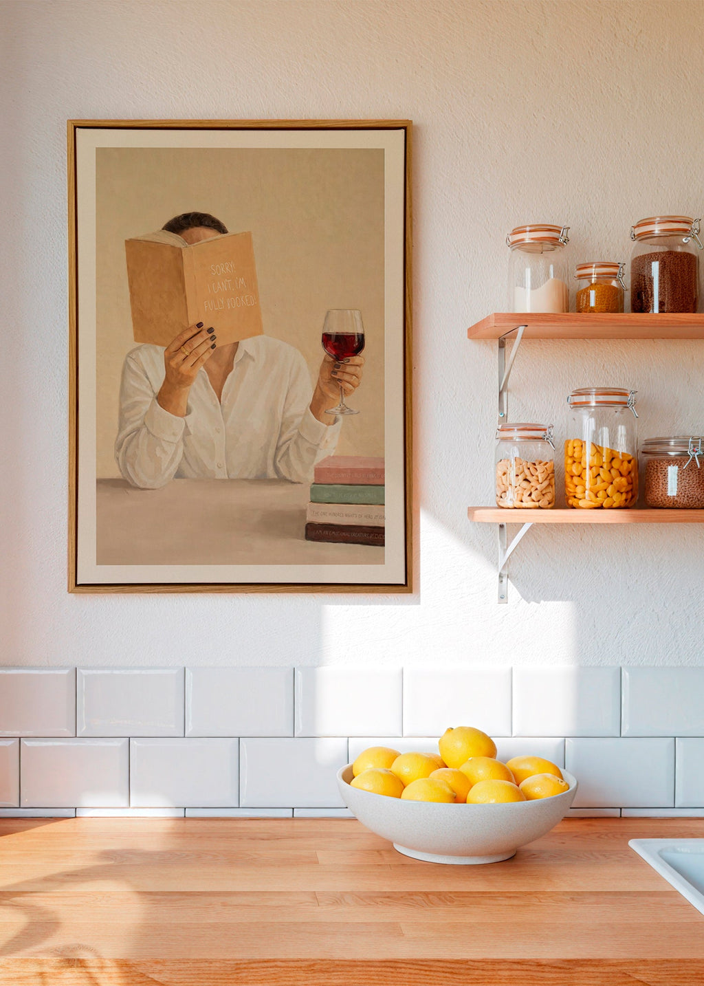 Arte da cucina: donna che legge con bicchiere di vino