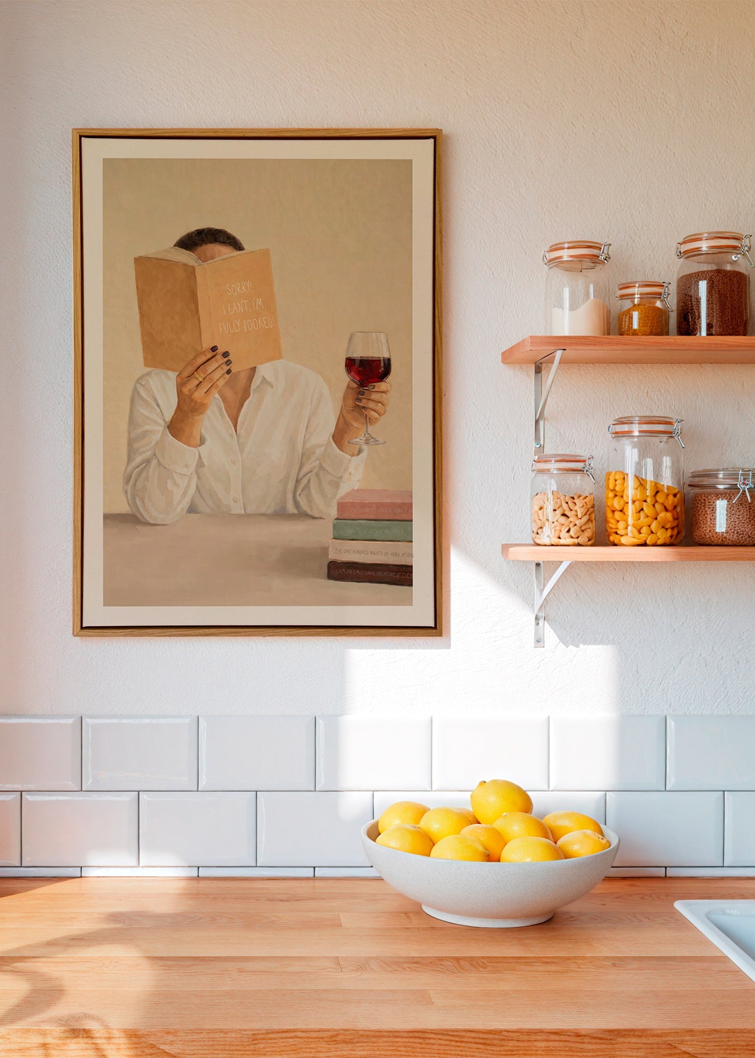 Arte da cucina: donna che legge con bicchiere di vino