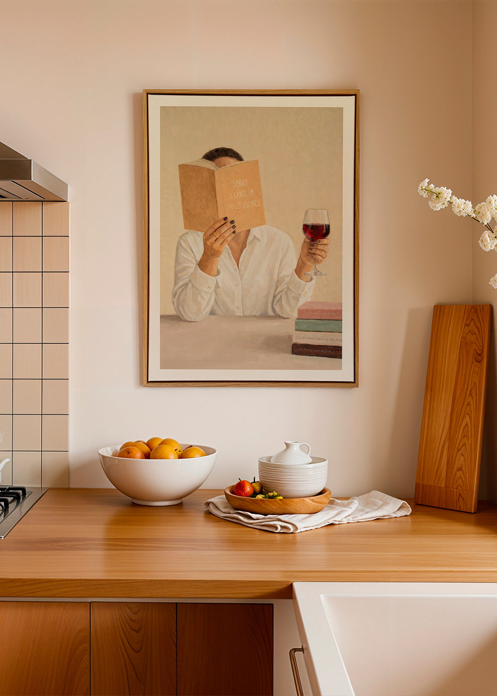 Arte da cucina: donna che legge con bicchiere di vino