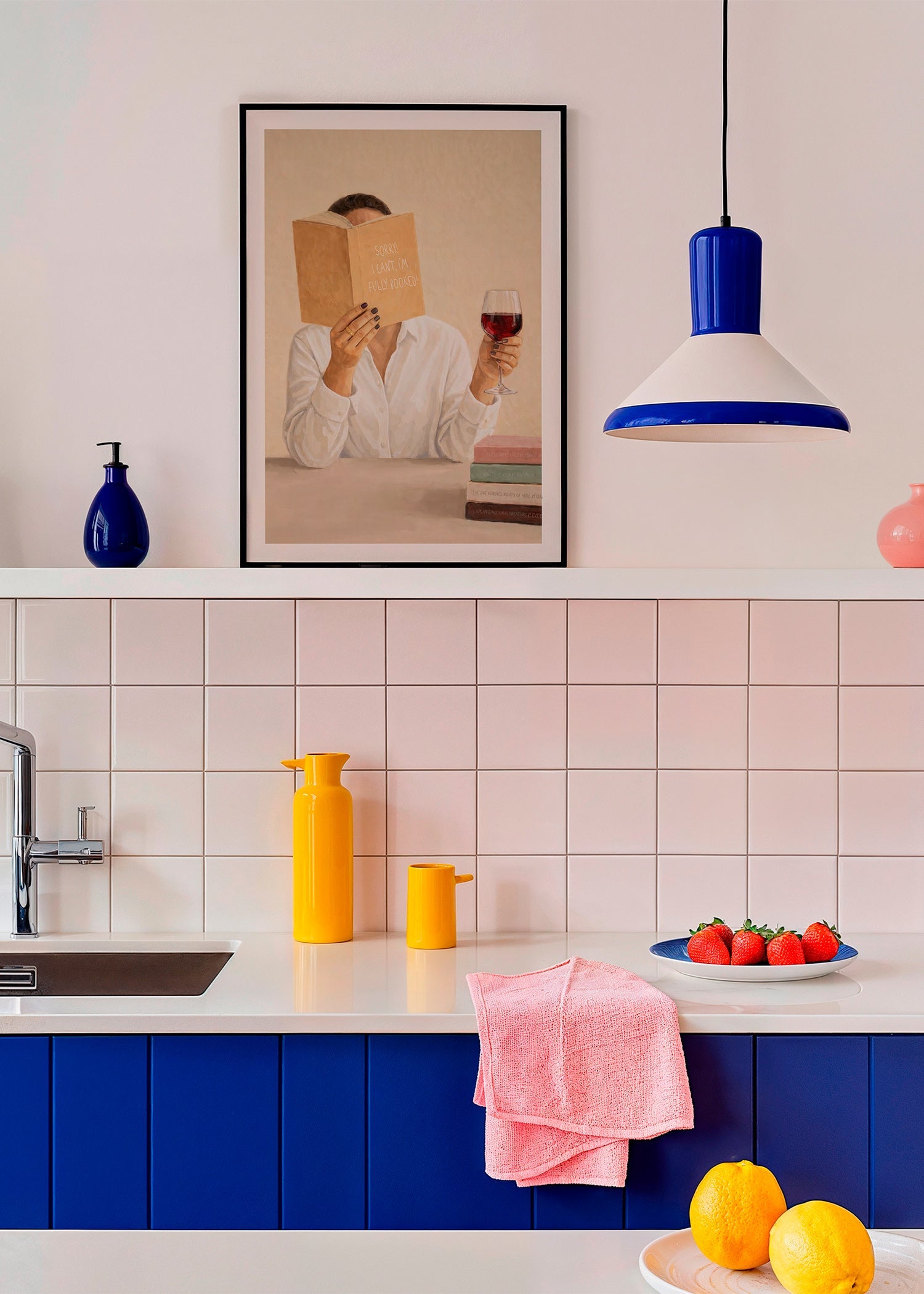Arte da cucina: donna che legge con bicchiere di vino