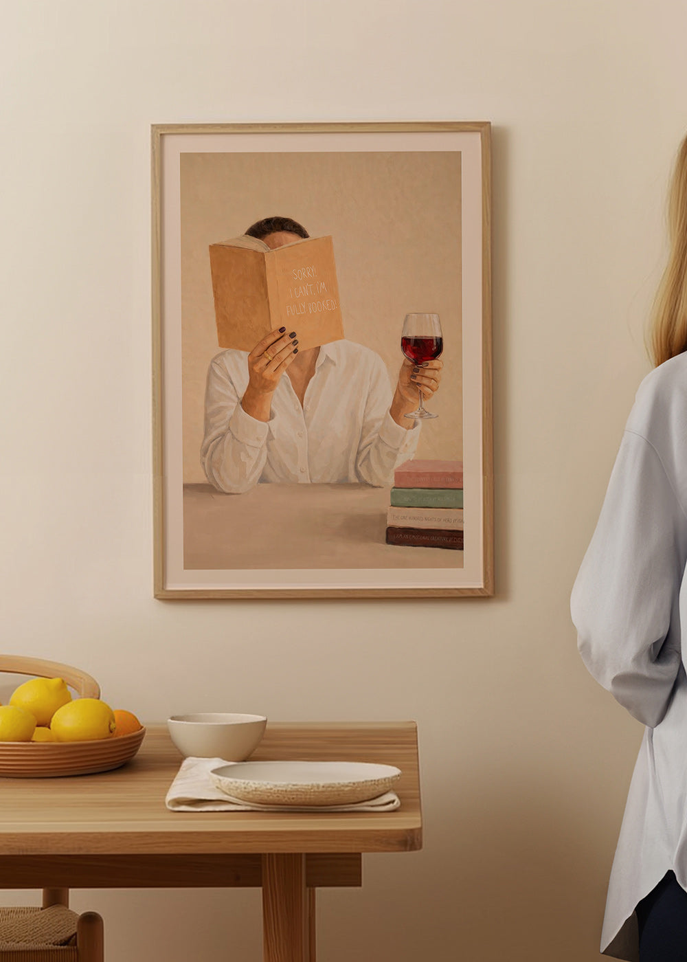 Arte da cucina: donna che legge con bicchiere di vino