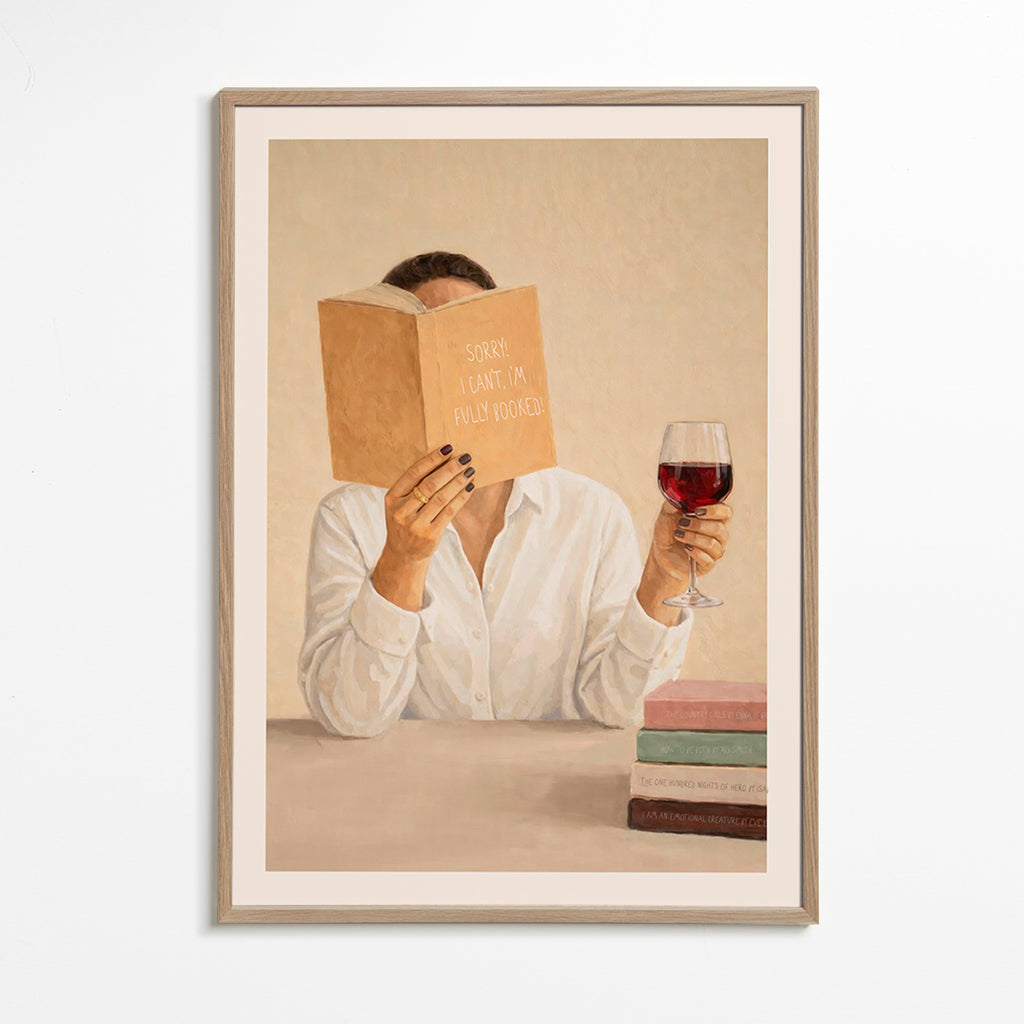 Arte da cucina: donna che legge con bicchiere di vino