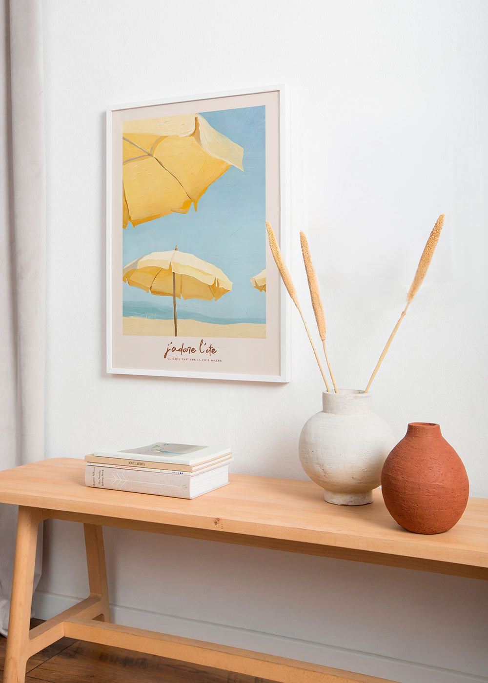 Quadro di paesaggio con ombrelloni gialli