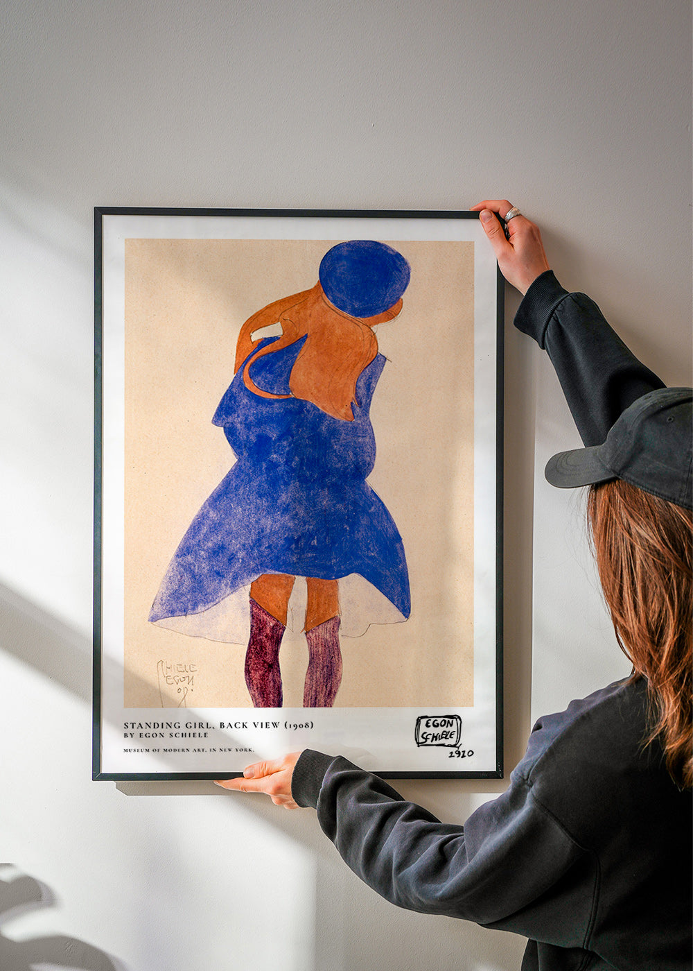 Illustrazione: figura femminile di spalle in blu