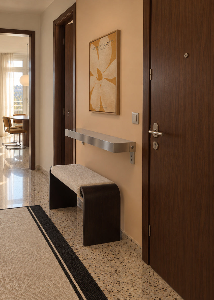 Magnolia - Framed canvas in an interior