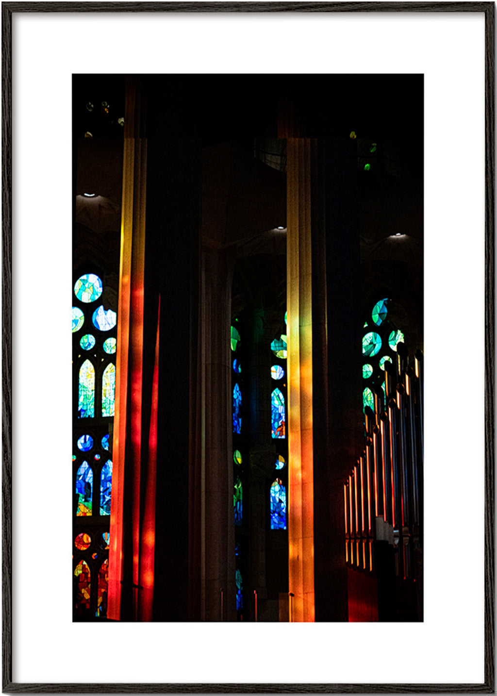 Fotografia di cattedrale con vetrate illuminate