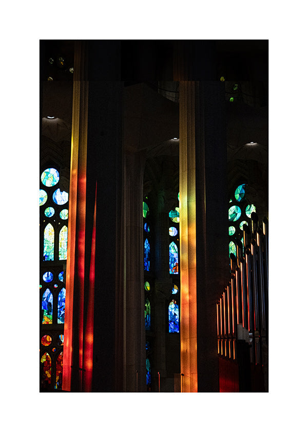 Fotografia di cattedrale con vetrate illuminate