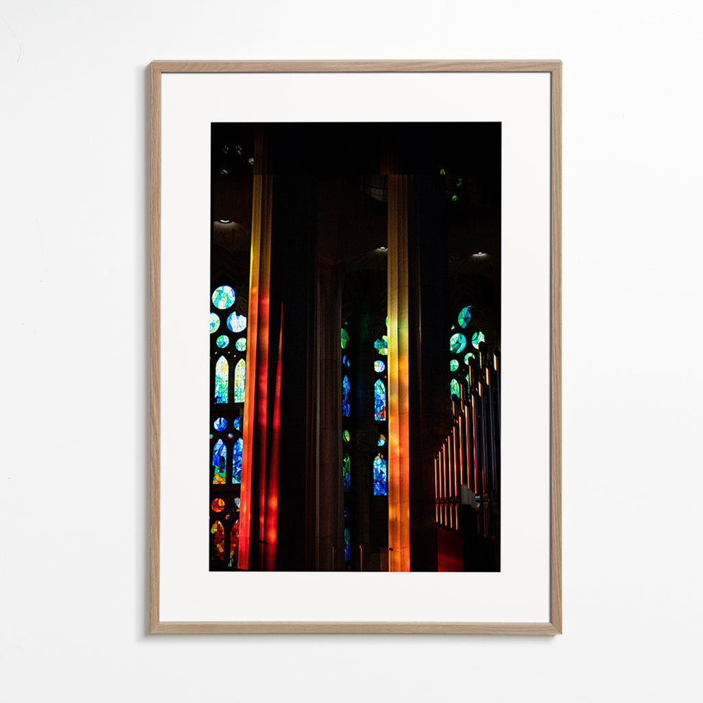 Fotografia di cattedrale con vetrate illuminate