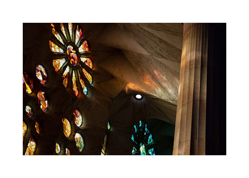 Fotografia architettonica di vetrate con luce calda