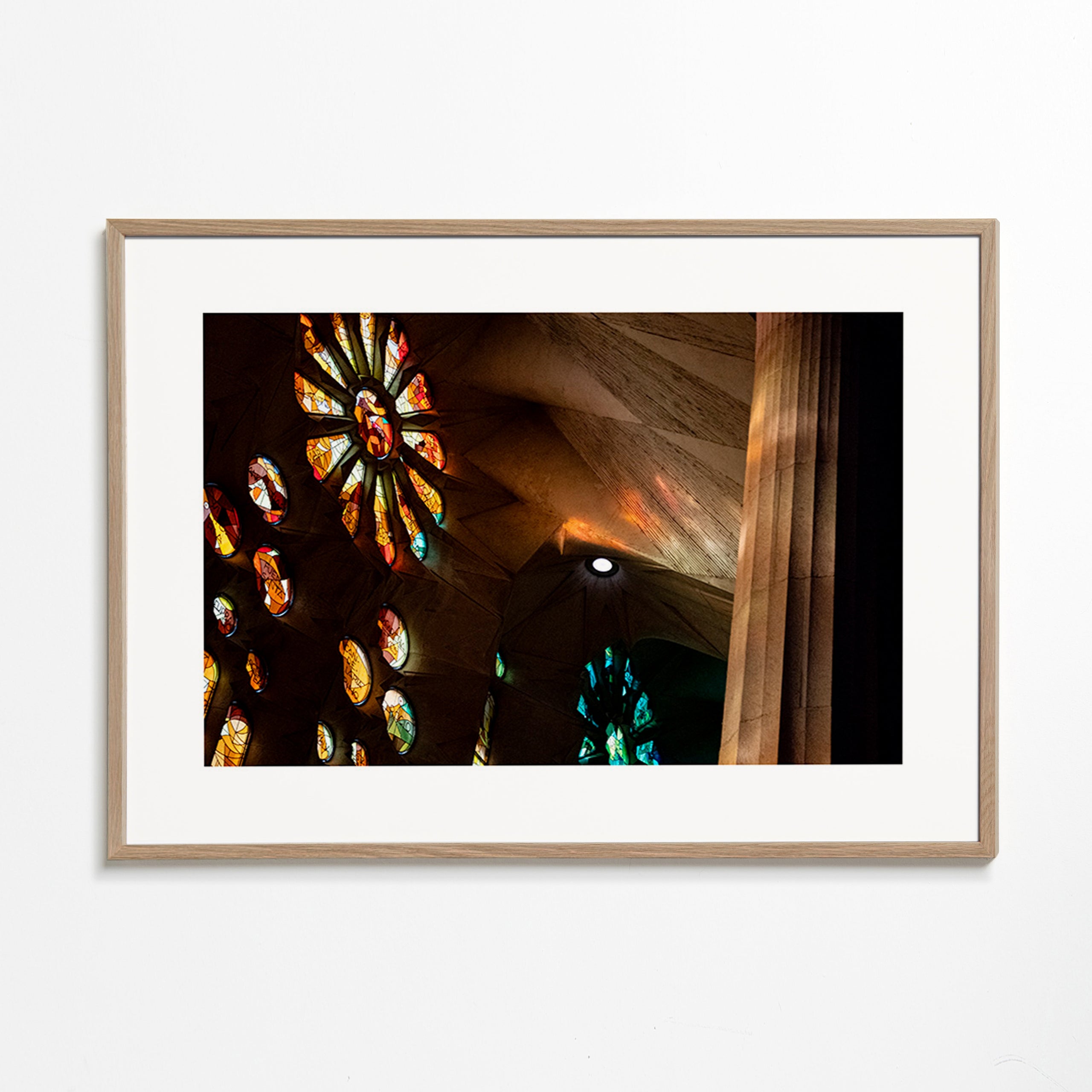 Fotografia architettonica di vetrate con luce calda