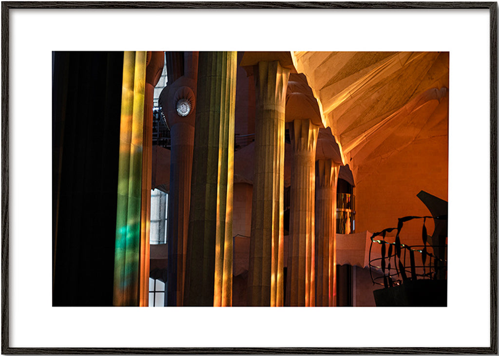 Fotografia d'interni architettonica con luce dorata
