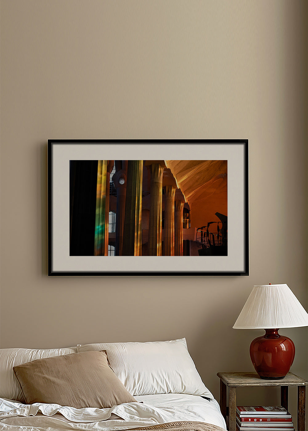 Fotografia d'interni architettonica con luce dorata