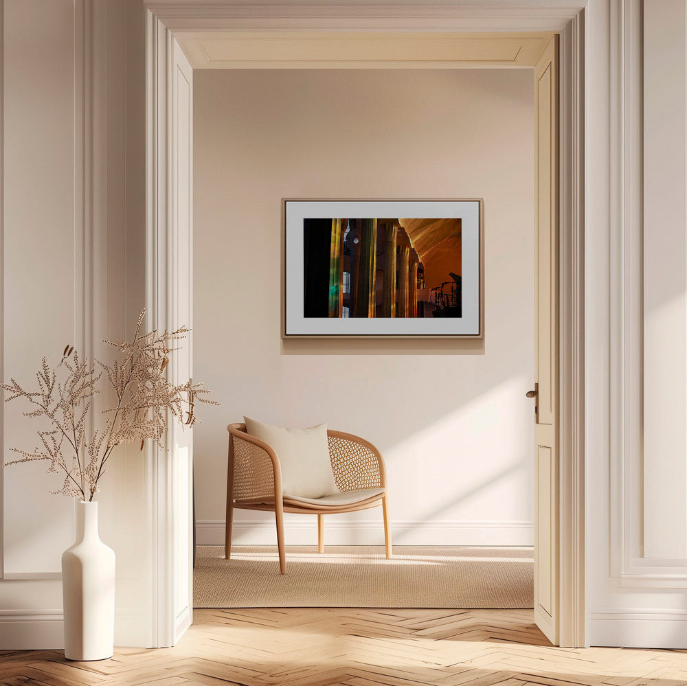 Fotografia d'interni architettonica con luce dorata