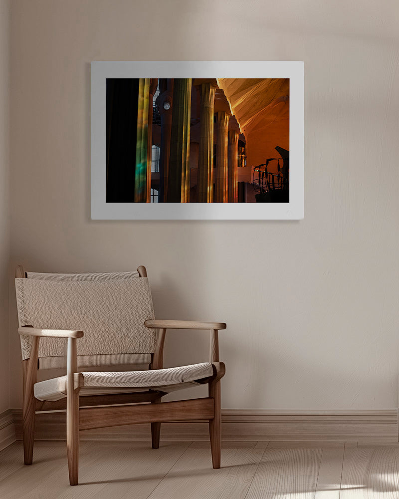 Fotografia d'interni architettonica con luce dorata