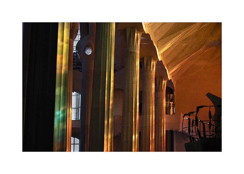 Fotografia d'interni architettonica con luce dorata