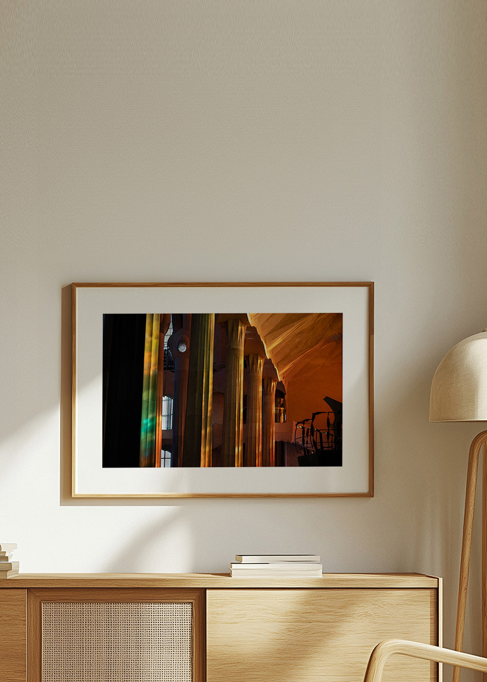 Fotografia d'interni architettonica con luce dorata