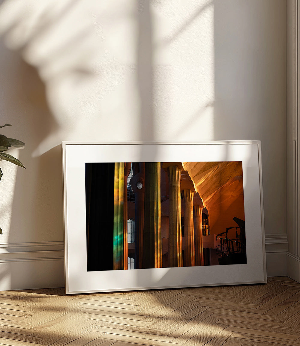 Fotografia d'interni architettonica con luce dorata