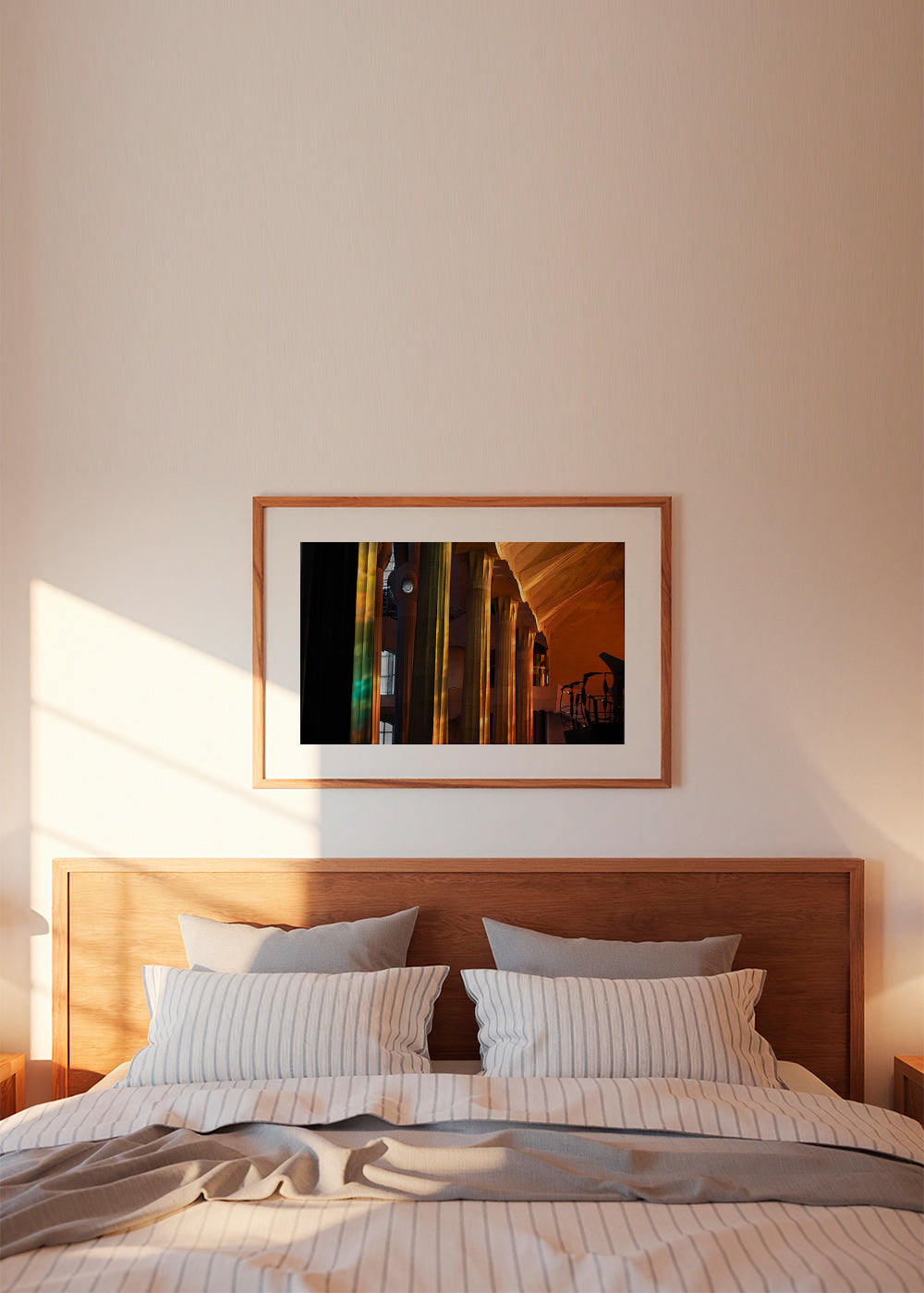 Fotografia d'interni architettonica con luce dorata