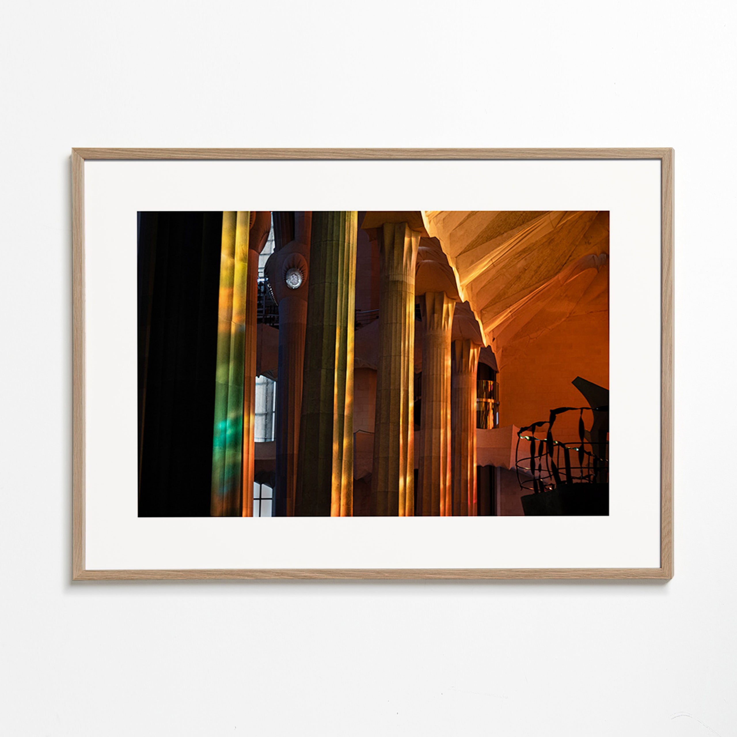 Fotografia d'interni architettonica con luce dorata