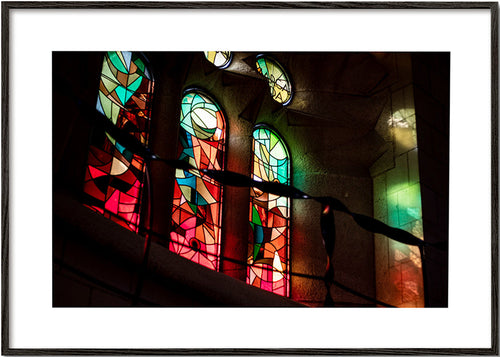 Fotografia di vetrate colorate in interno gotico