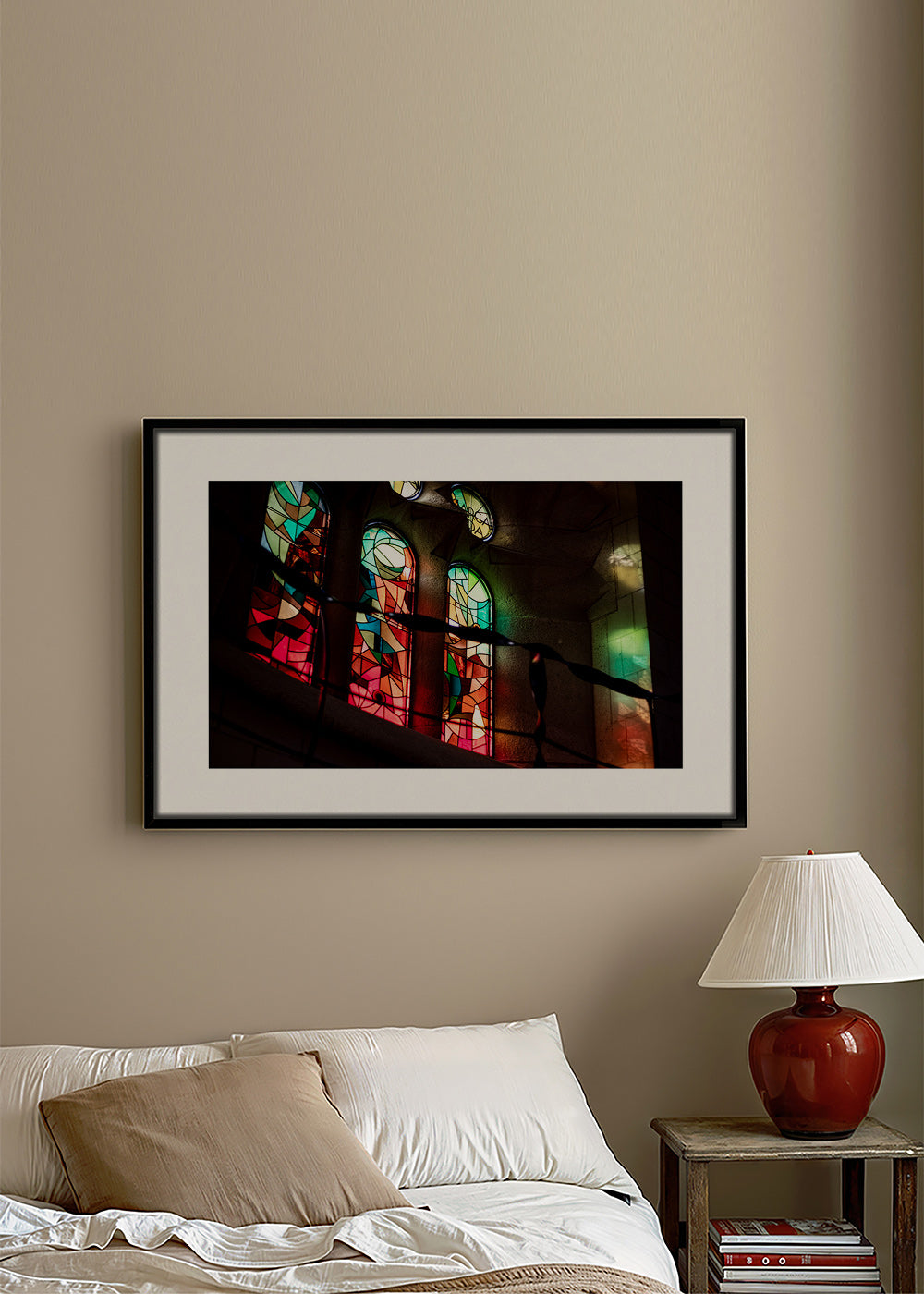 Fotografia di vetrate colorate in interno gotico