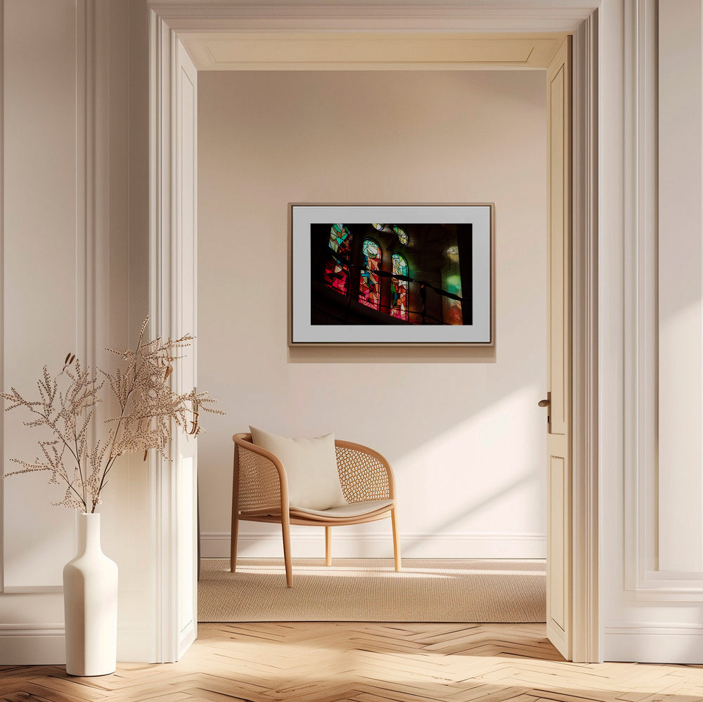 Fotografia di vetrate colorate in interno gotico