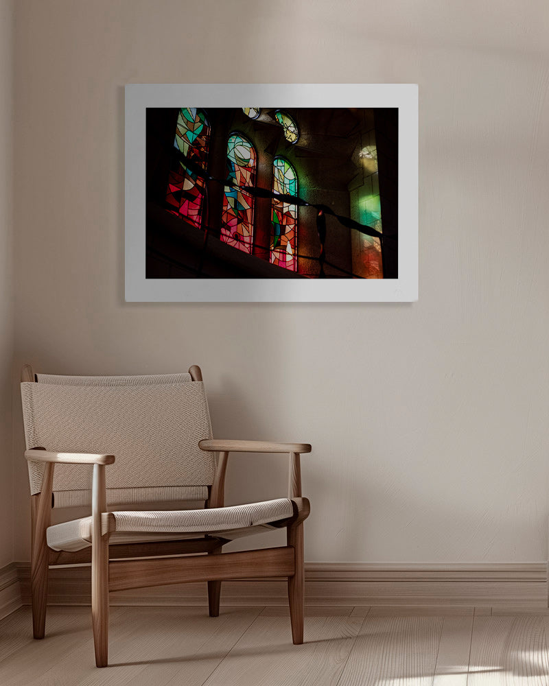 Fotografia di vetrate colorate in interno gotico