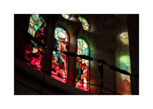 Fotografia di vetrate colorate in interno gotico