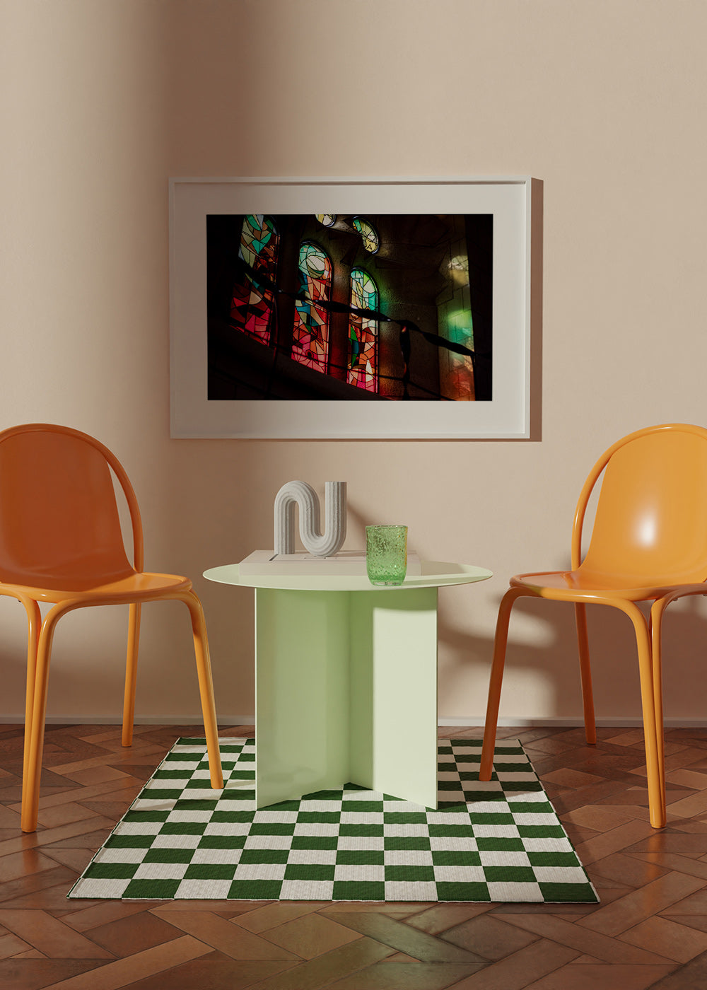 Fotografia di vetrate colorate in interno gotico