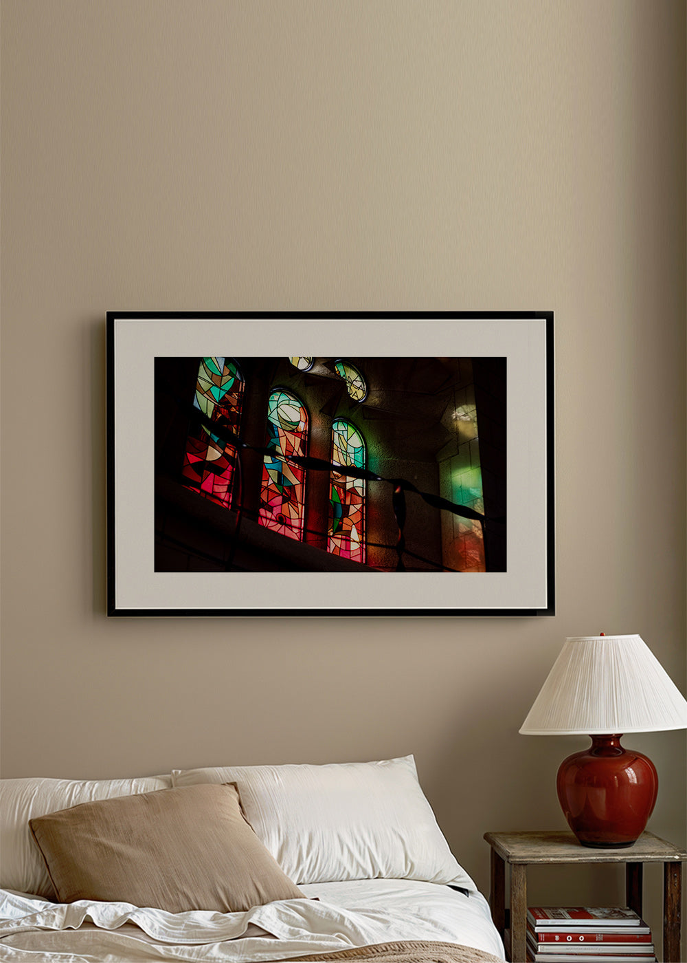 Fotografia di vetrate colorate in interno gotico