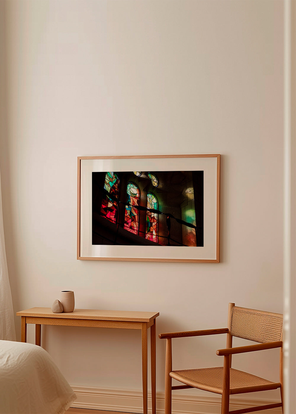 Fotografia di vetrate colorate in interno gotico