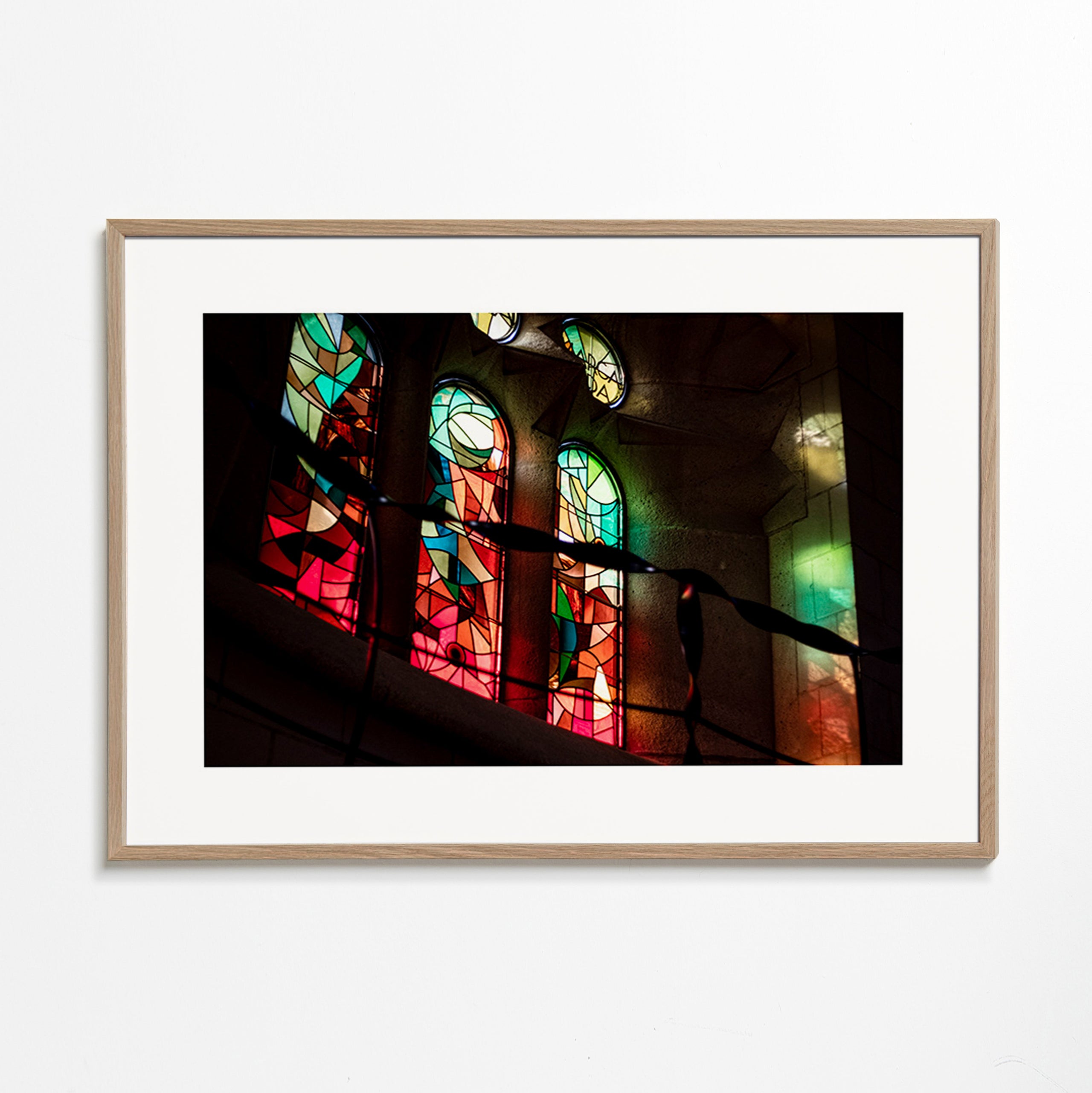 Fotografia di vetrate colorate in interno gotico