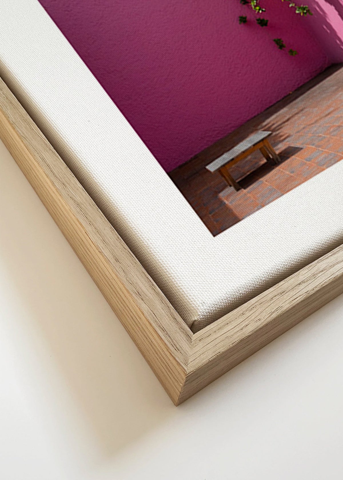 Design minimalista cortile rosa e bianco