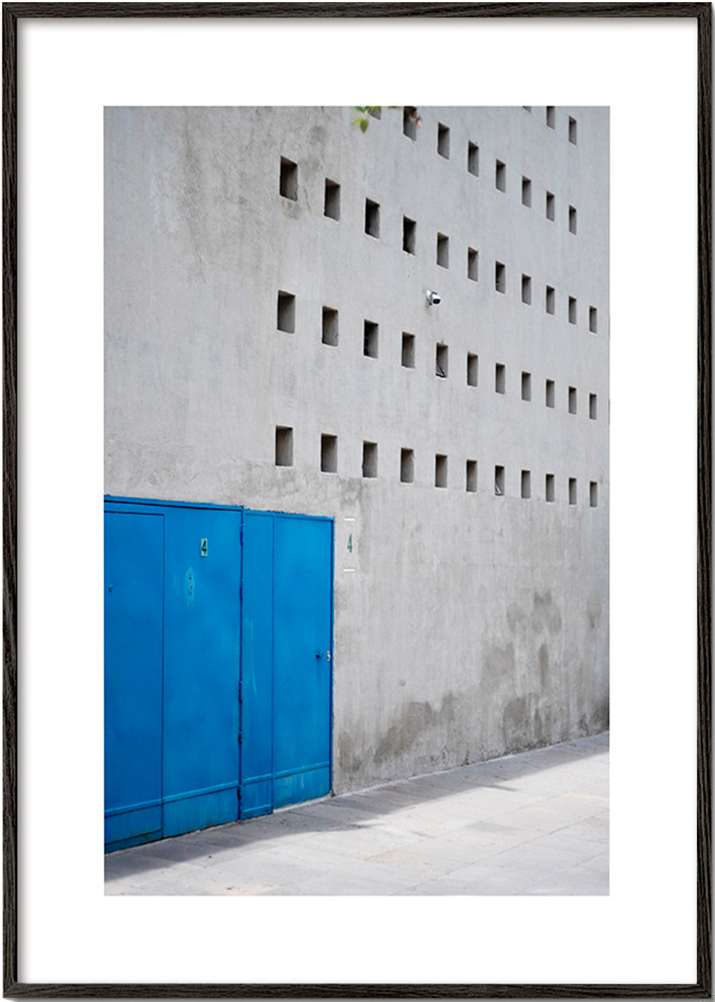 Porta blu su facciata geometrica