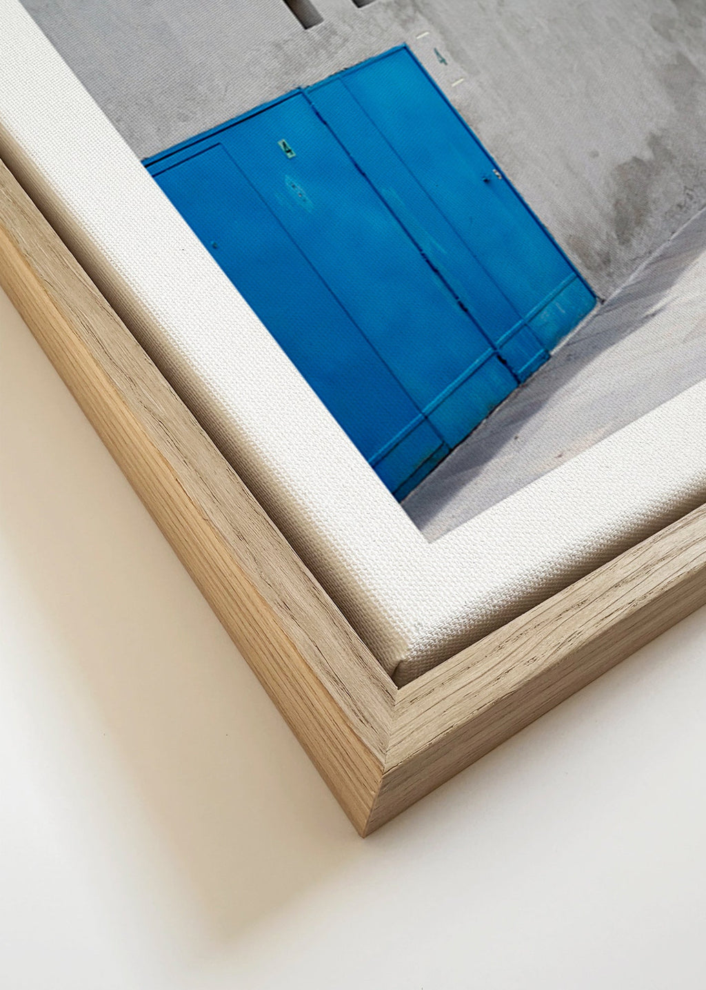 Porta blu su facciata geometrica