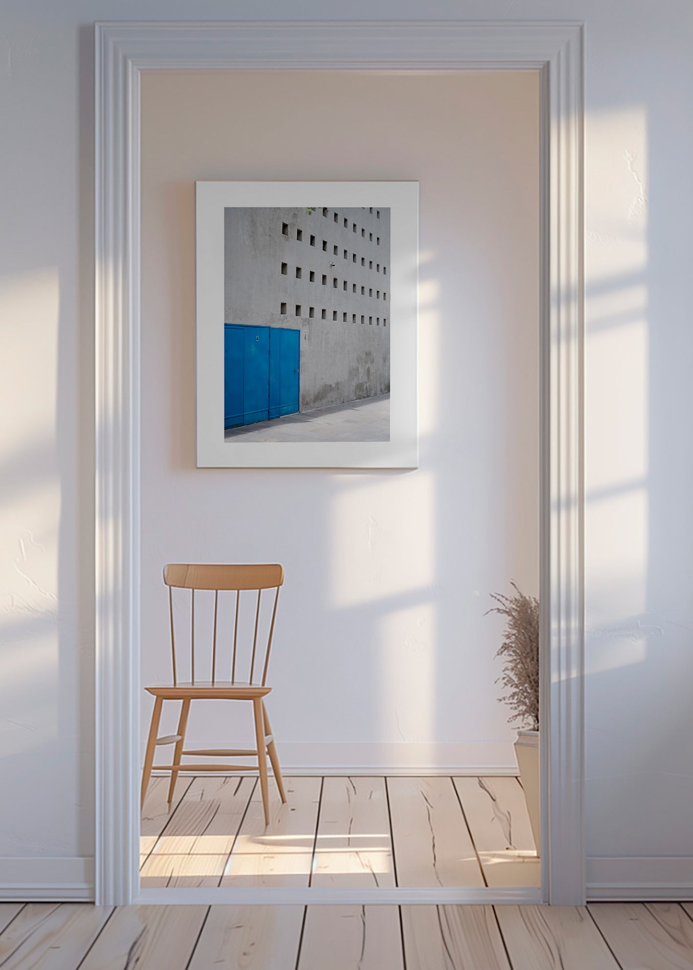 Porta blu su facciata geometrica