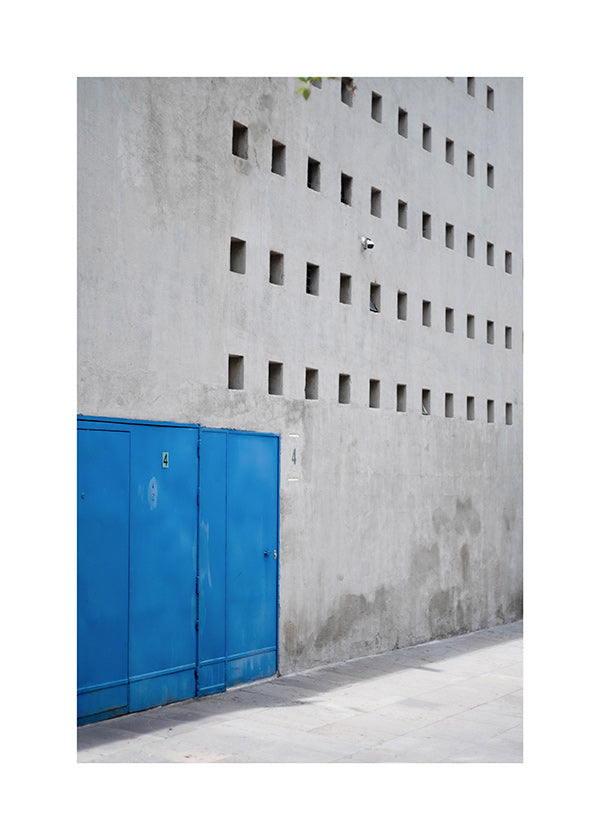 Porta blu su facciata geometrica