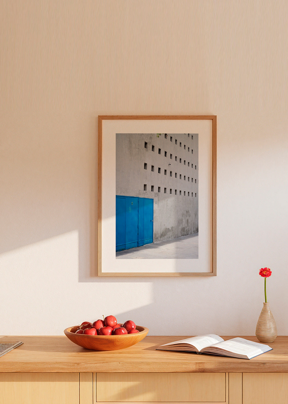 Porta blu su facciata geometrica