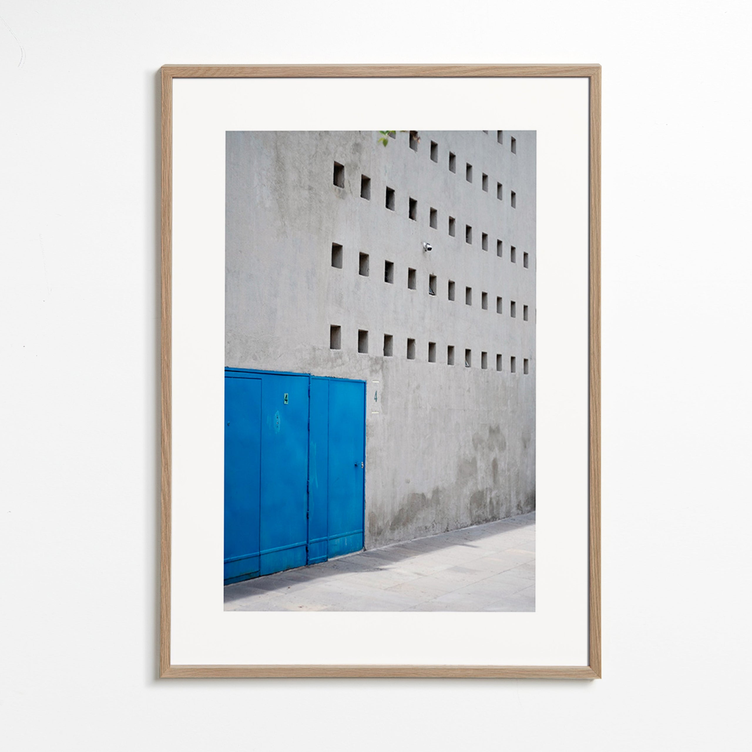 Porta blu su facciata geometrica