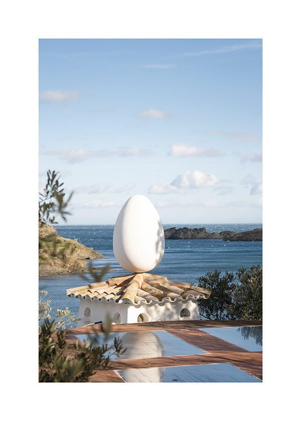 Arte paesaggistico con uovo scultoreo sulla costa